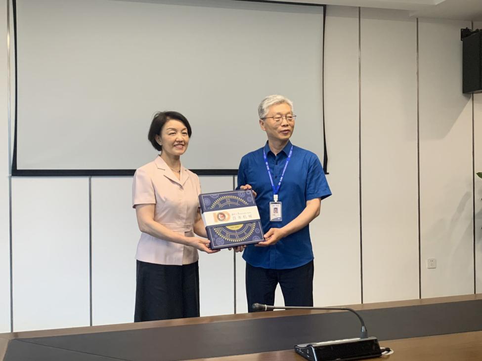 人们站在厨房里中度可信度描述已自动生成 人们站在厨房里中度可信度描述已自动生成