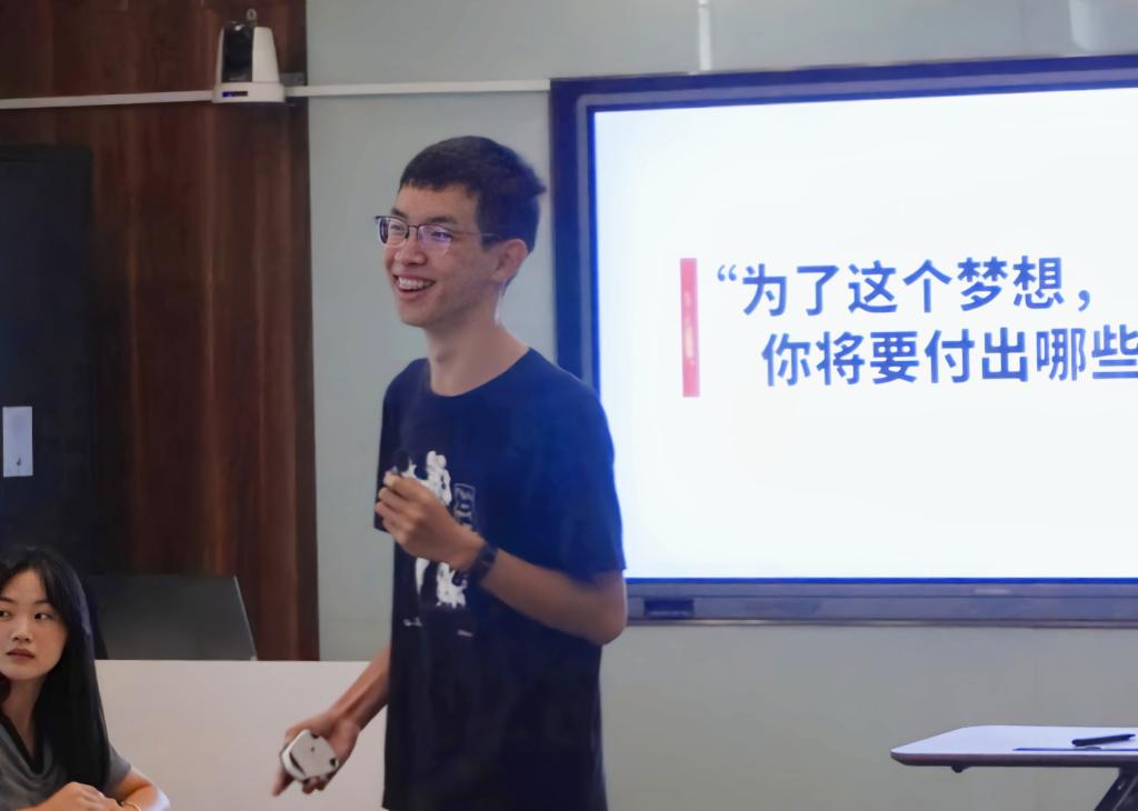 付崇轩同学以四个问题开篇"你曾有过梦想吗"为了这个梦想,你付出过