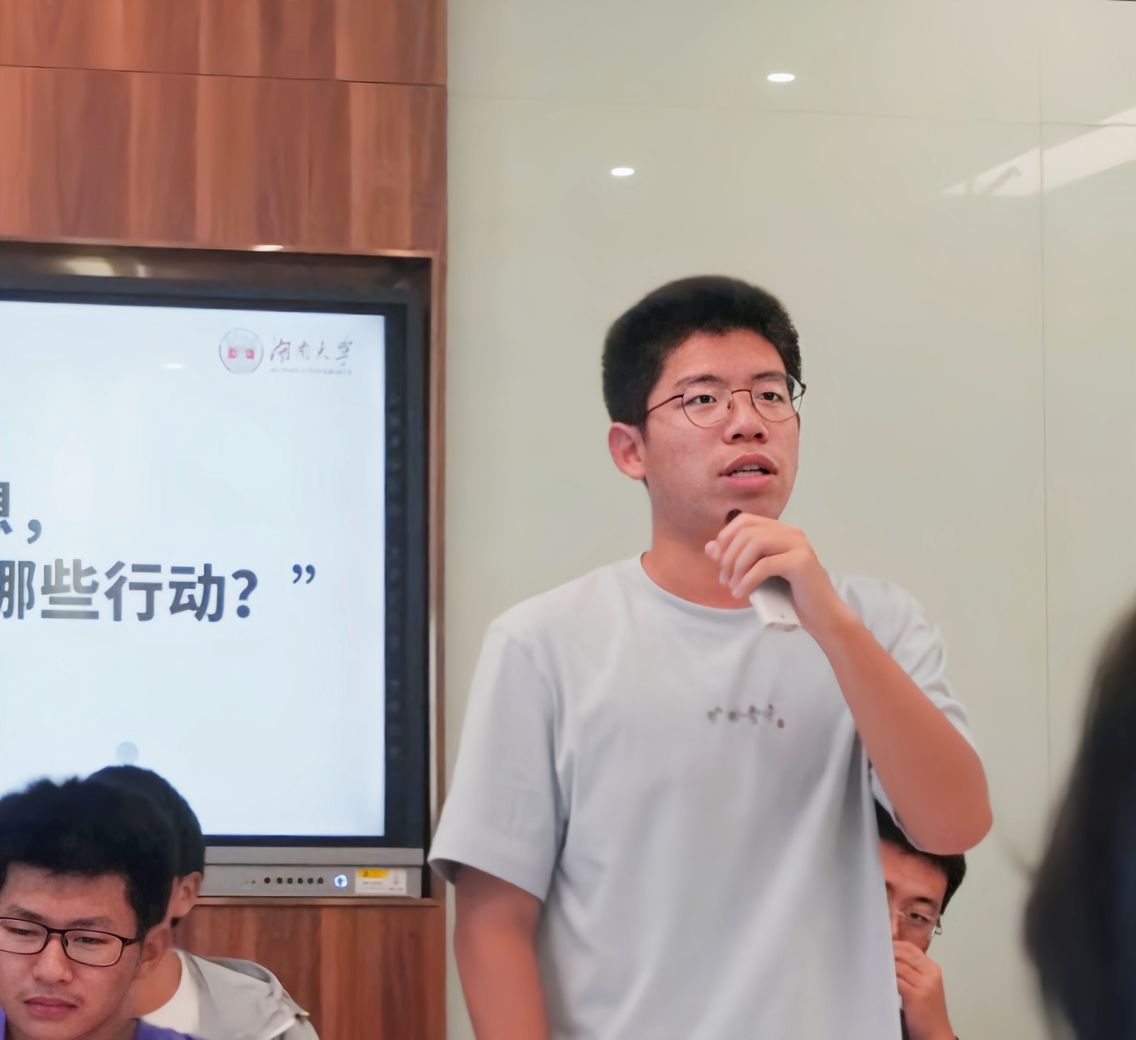 (副班长付崇轩同学主持班会)付崇轩同学以四个问题开篇"你曾有过梦想